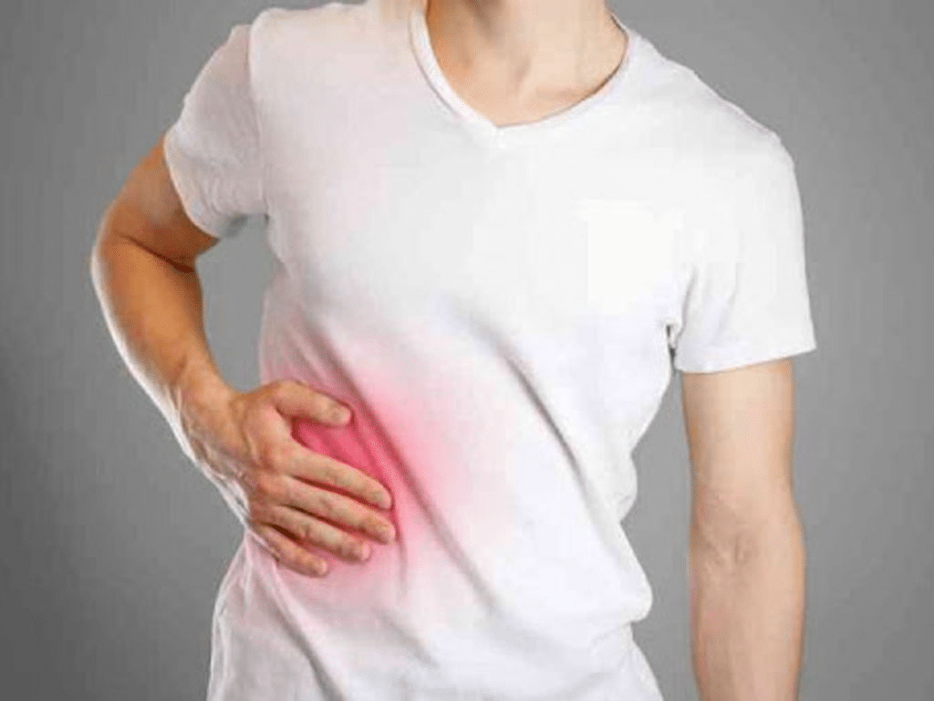 Vùng bụng ở góc tư bên phải sưng, đau là biểu hiện gan có thể đã nhiễm độc.
