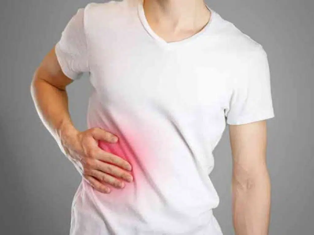 Vùng bụng ở góc tư bên phải sưng, đau là biểu hiện gan có thể đã nhiễm độc.