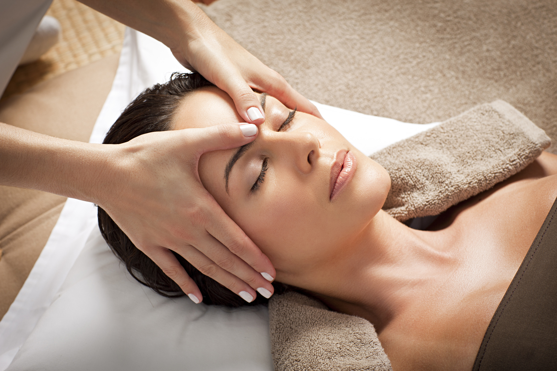 Massage mặt giúp máu lưu thông và kích thích sản xuất collagen